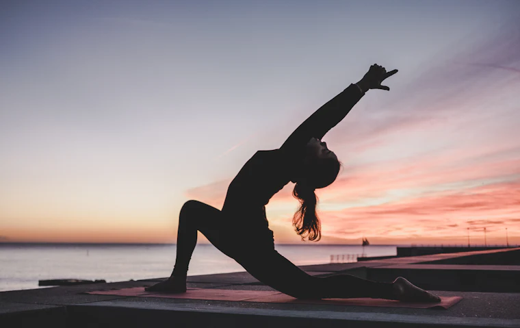 Clase de yoga en un estudio