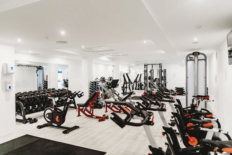 Sala de gimnasio con máquinas de musculación