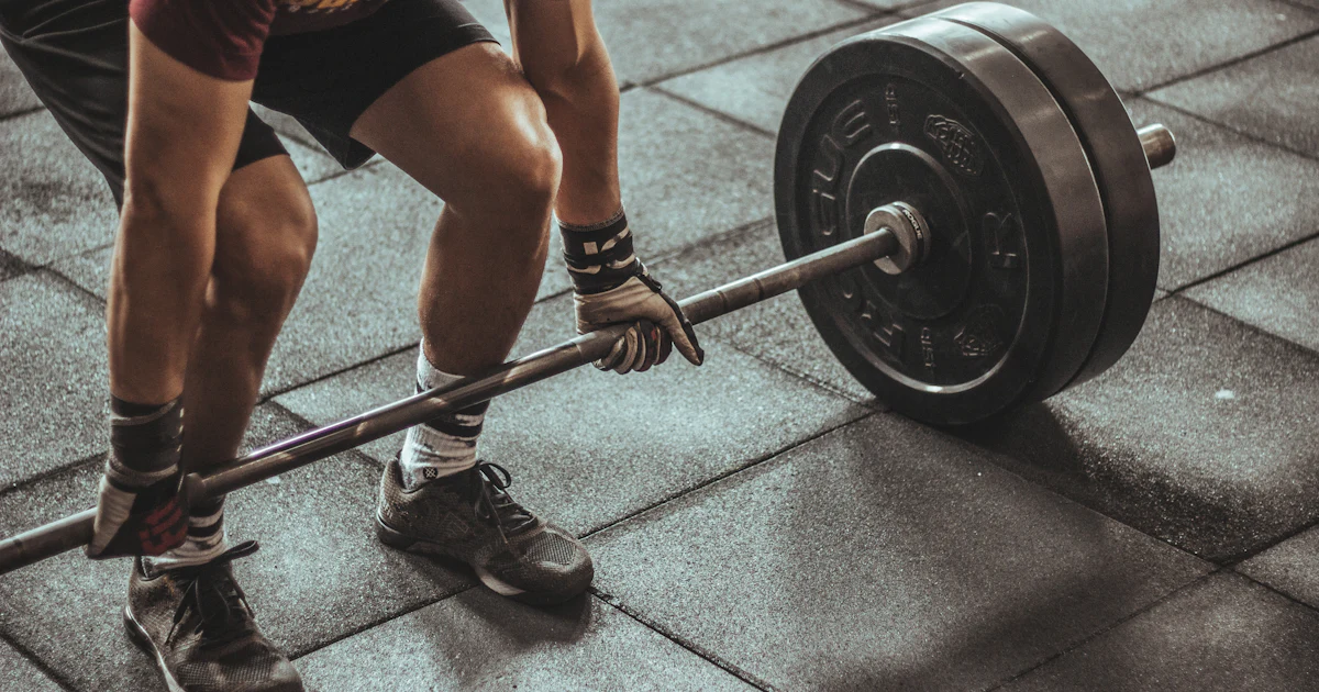 Socio entrando en un gimnasio por un torno de acceso mostrando el código QR de su móvil