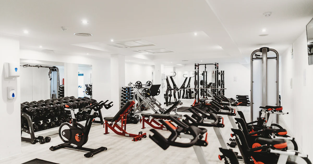 Sala de musculación recién equipada con máquinas y racks antes de la apertura